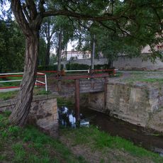 Stavidlo s lávkou přes Šemberu v Českém Brodě u pivovaru