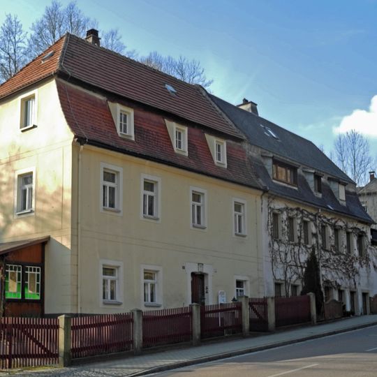 Wohnhaus in halboffener Bebauung, Türstock mit Schlussstein Luchauer Straße 12