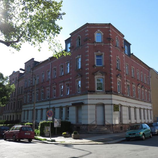 Mietshaus in Ecklage in halboffener Bebauung mit Vorgarten Otto-Planer-Straße 1