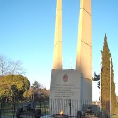 Monumento y lámpara votiva que honran a los próceres de la batalla de San Lorenzo
