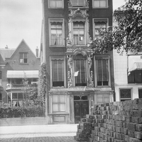 Pand met eenvoudige lijstgevels van drie vensterassen