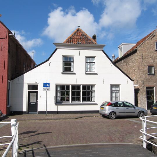 Gepleisterde lijstgevel met afgeschuinde zijkanten