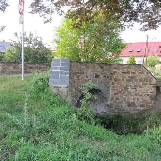 Historický mostek přes Stousku v Ústíně