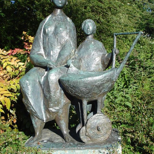 Moeder met kind en poppenwagen