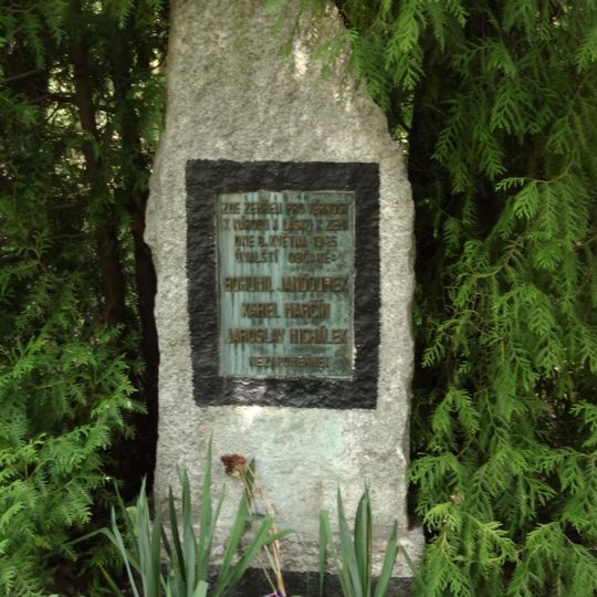 Pomník obětem Květnového povstání na Kostelíku u Újezdu nad Lesy