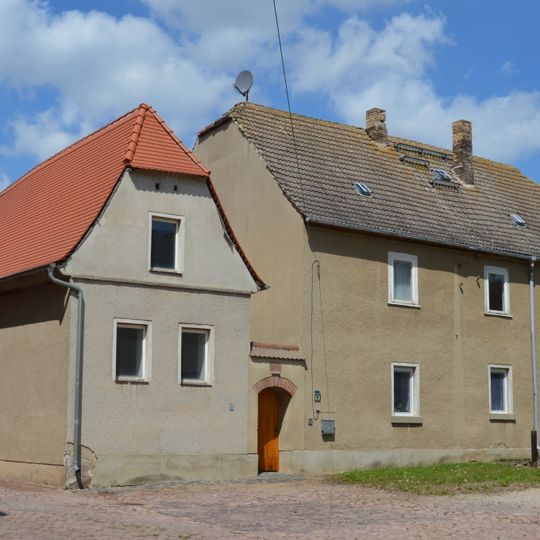 Dorfstraße 7, 8, 10-12