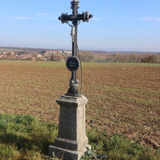Kříž u silnice 399 jižně od Dalešic