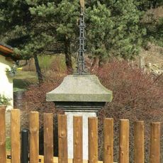 Kříž u cesty v západní části Libouchce