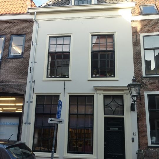 Pand met eenvoudige gepleisterde lijstgevel