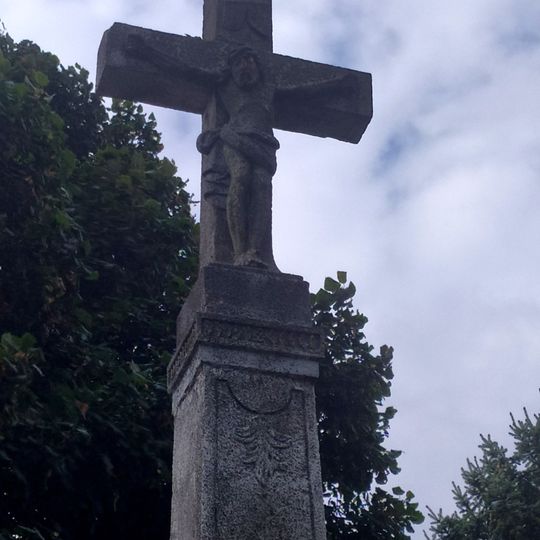 Cintorínsky kríž, kríž s korpusom