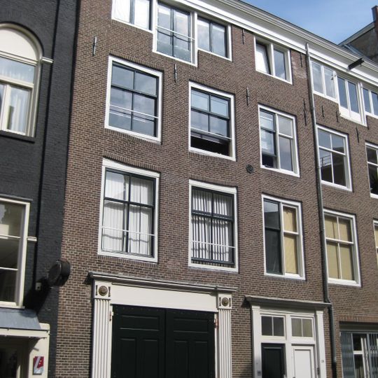 Voormalig koetshuis met gevel onder rechte lijst en deuromlijstingen