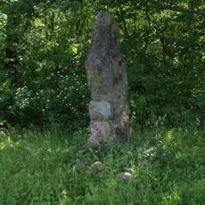 Památník východně od rozhledny Hořidla u Chotíněvsi