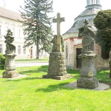 Sousoší Kalvárie na Mírovém náměstí v Bezně