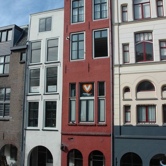 Pand met gepleisterde lijstgevel aan de Oudegracht zijde