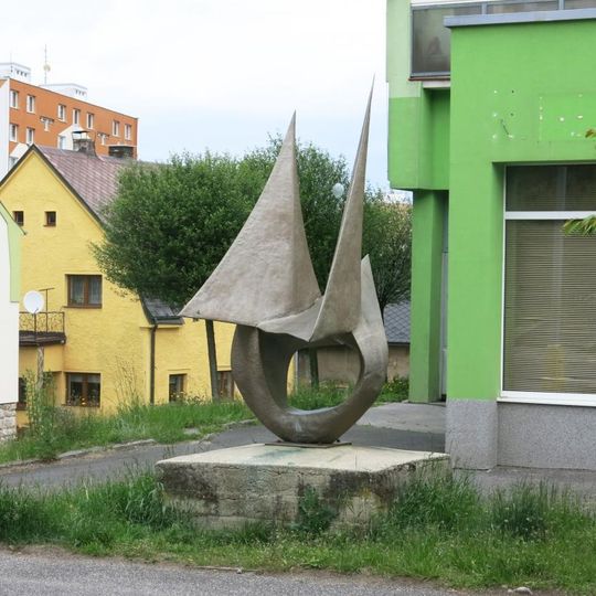 Kovová plastika ve Skřivánčí ulici v Jablonci nad Nisou