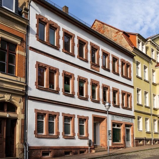 Mietshaus in geschlossener Bebauung Bismarckstraße 18