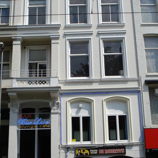 Herenhuis met gepleisterde lijstgevel en stucversieringen