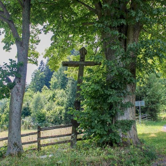 Dřevěný kříž na okraji Vikantic na rozcestí