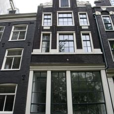 Pand met pilaster-halsgevel waarvan bovenste topstuk is verdwenen