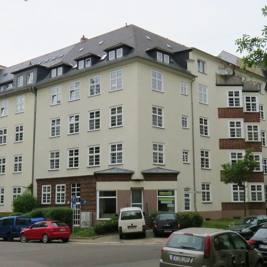Mietshaus in geschlossener Bebauung in Ecklage Erich-Mühsam-Straße 18