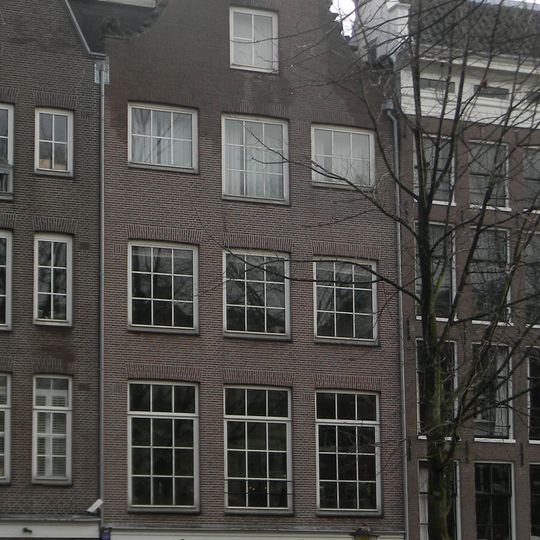 Huis met gevel onder rechte lijst