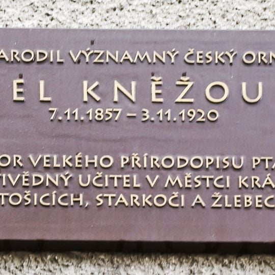 Pamětní deska Karla Kněžourka na domě 56 v Městci Králové