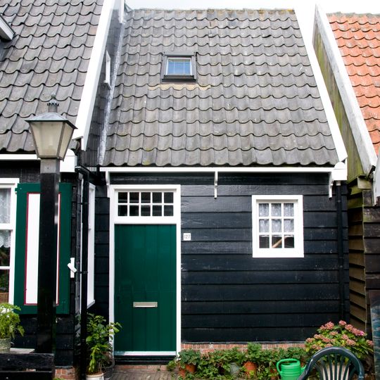 Houten huis in het verlengde van het vorige