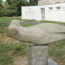 Plastika ženy před zdravotním střediskem v Hloubětíně