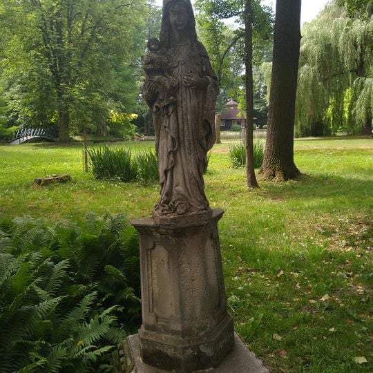 Socha Madony v zámeckém parku v Častolovicích