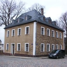 Ehemaliges Pfarrhaus in offener Bebauung und in Ecklage Kirchgasse 7