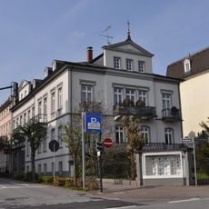 Villa und Nebengebäude