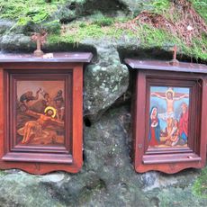 Obrázky XI. a XII. zastavení křížové cesty v areálu Bratrského oltáře