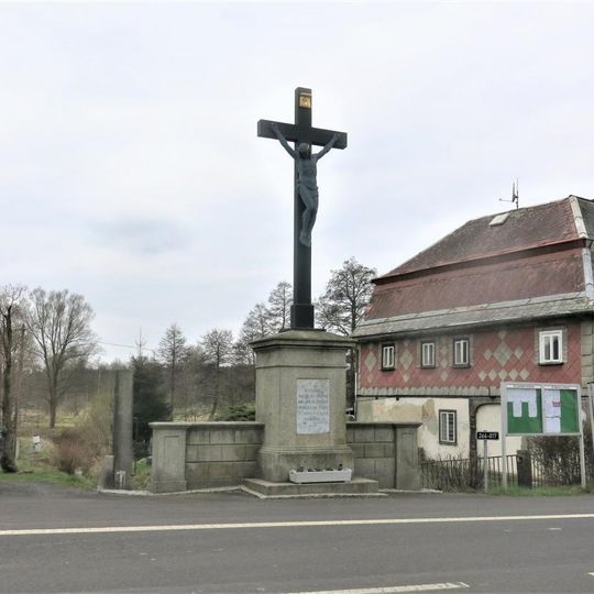 Kříž u obecního úřadu v Lipové