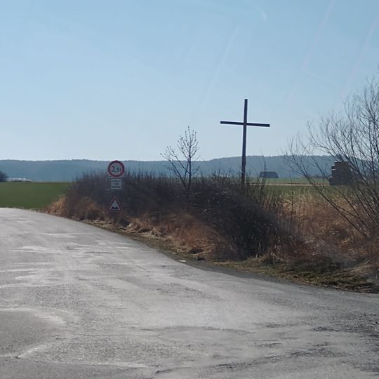 Dřevěný kříž u křižovatky