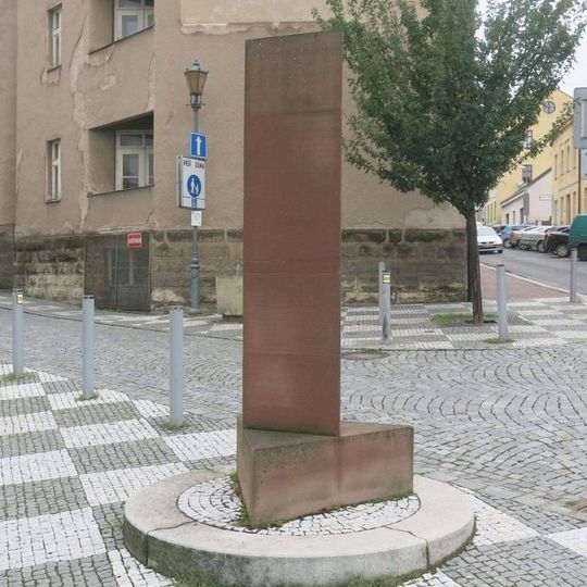Pomník architekta Vlastimila Hofmana v ulici Pod Koštofránkem v Jičíně
