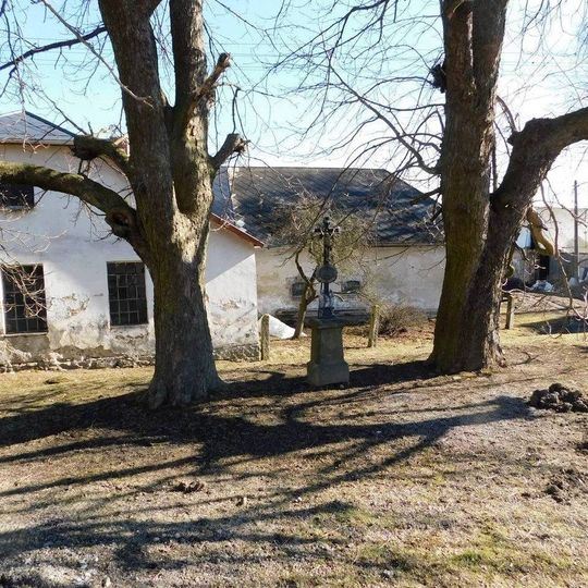 Kříž na návsi ve Zbilidech