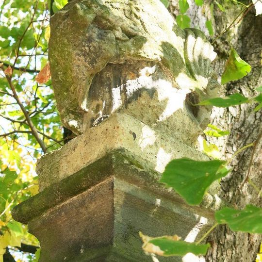 Torzo sochy pod lípou v osadě Horní Ves