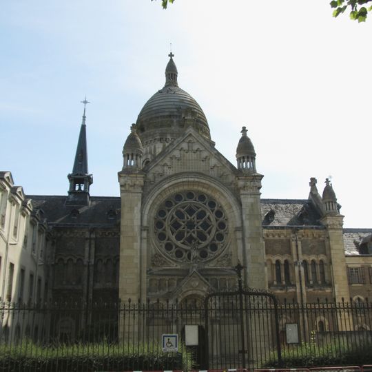 Hôpital et chapelle Saint-Julien de Laval