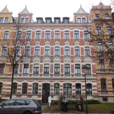 Mietshaus in geschlossener Bebauung mit Vorgarten Uhlichstraße 23
