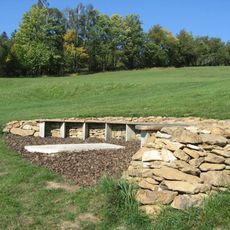 Analematické sluneční hodiny západně od Dolních Borů