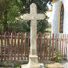 Kříž u kaple v Tuklekách