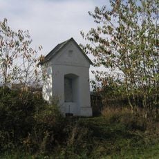Kaplička u křižovatky silnic na východním okraji Blatců