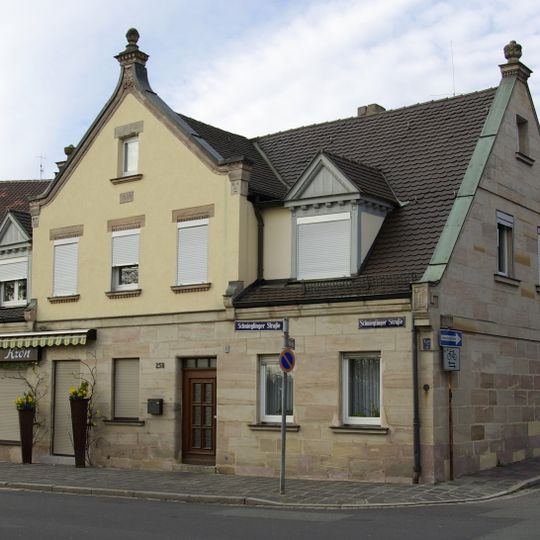 Wohn- und Geschäftshaus