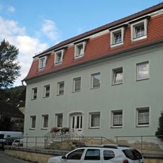 Wohnhaus in halboffener Bebauung und Treppe Goethestraße 14