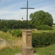 Kříž na rozcestí u hřiště v Mlékojedech