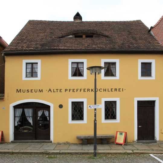 Museum „Alte Pfefferküchlerei“ in geschlossener Bebauung mit kleiner Scheune im Hof August-Bebel-Platz 3