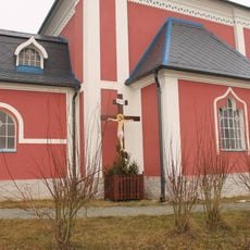 Dřevěný kříž v Řimicích u kostela svaté Ludmily