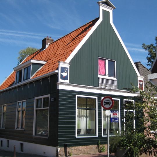 Houten dijkhuis met tuitgevel