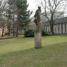 Socha Satyr u školy v ulici U Stadionu v Mostě