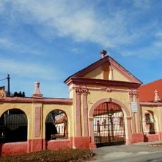 Csákyovský kaštieľ, brána